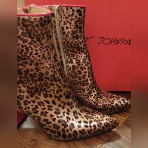 BETSEY JOHNSON CAIT leopard booties 7.5